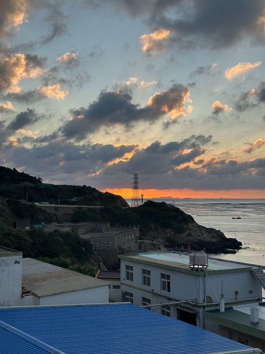 海岸上空的金色晚霞